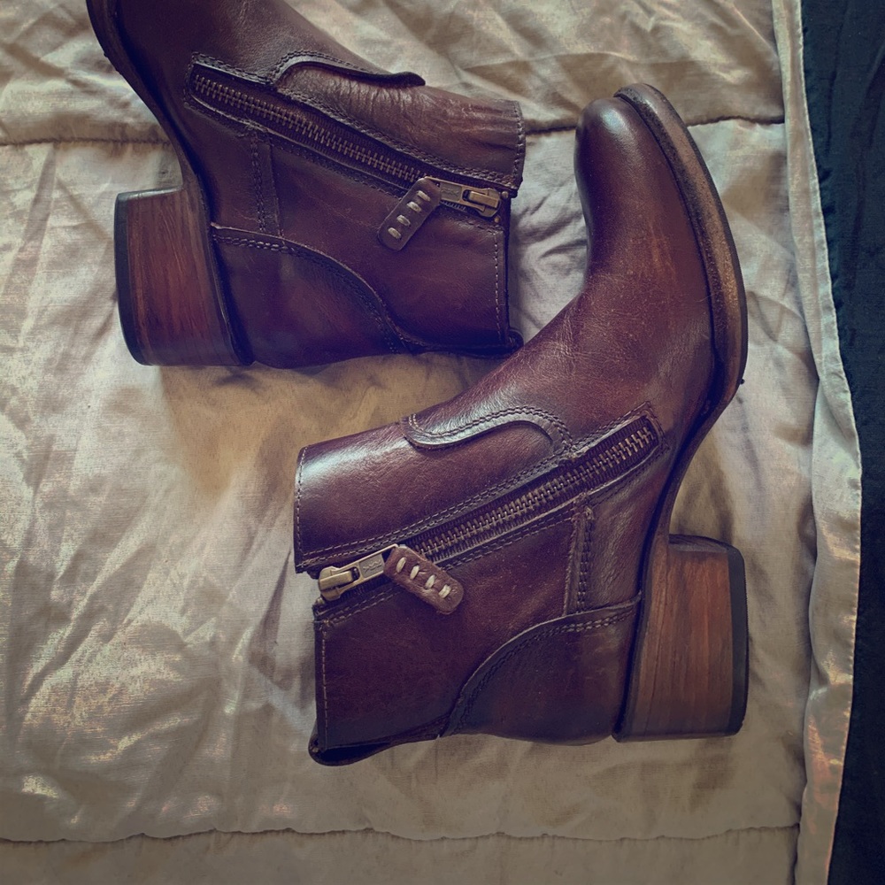 Sutro Chelsea boot, size 6 1/2